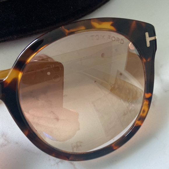 Like New! Tom Ford, Gorgeous pair of sunglasses with case, model# TF503 - Picture 3 of 8